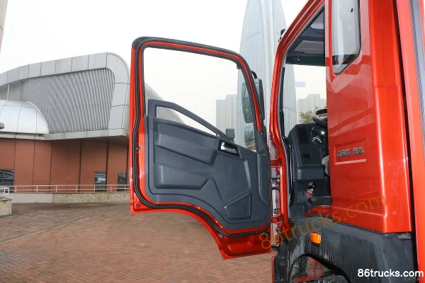 Sinotruk HOWO G5X camion porteur 220 ch 4X2(6 roues) 5,2 m cabine avec couchette, fourgon à rideaux latéraux (China VI) (1) | 86Trucks