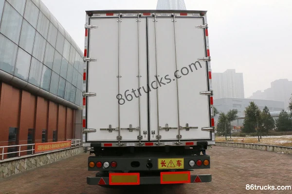 Sinotruk Sitrak C7H Heavy Truck 480hp 6X2(8 wheels) Center Axle Cargo Truck Exterior (3) | 86Trucks