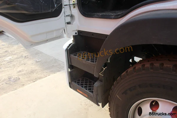 Dongfeng Duolika D12 Medium Truck 190hp 4X2(6 wheels) 9.85m van cargo truck Cab (2) | 86Trucks