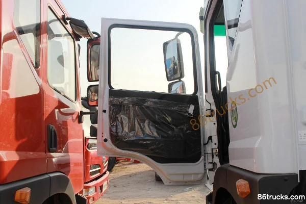 Dongfeng Duolika D12 Medium Truck 190hp 4X2(6 wheels) 9.85m van cargo truck Cab (1) | 86Trucks
