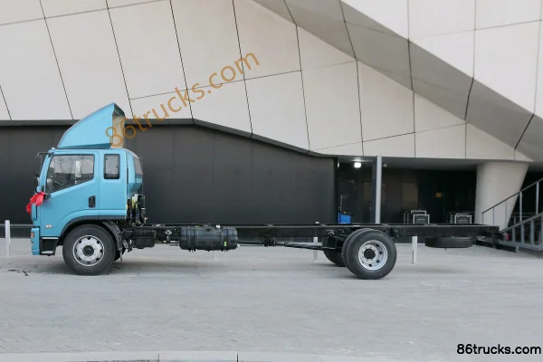 Yuejin Chaoyue C500-52 Premium Edition 168 hp 4X2(6 wheels) 6.7m Semi-row Van Cargo Truck Exterior (3) | 86Trucks