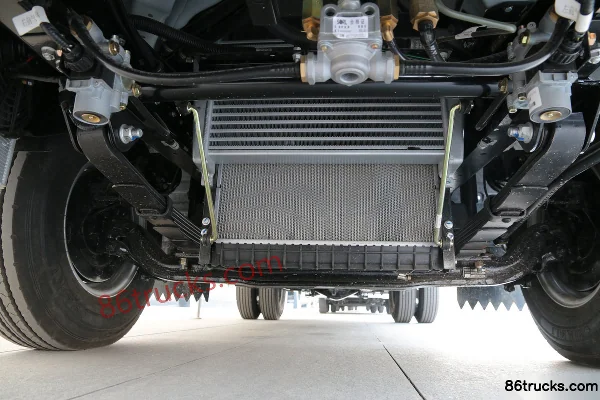 Yuejin Chaoyue C300-33 125hp 4X2(6 wheels) 4.105m single-row box light truck Chassis (1) | 86Trucks