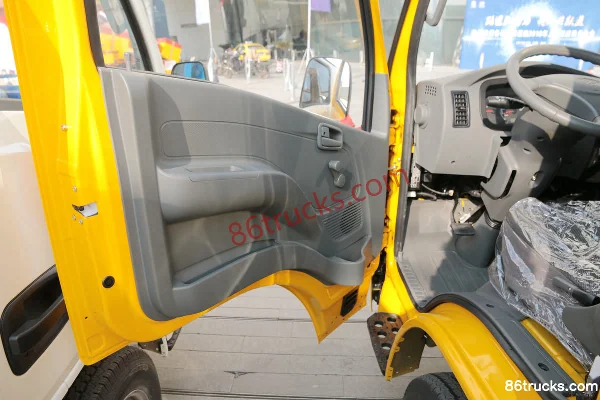 Yuejin Fuxing S80 1.9L 95hp 4X2(6 wheels) diesel 3.05m double-row flatbed light truck Cab (3) | 86Trucks