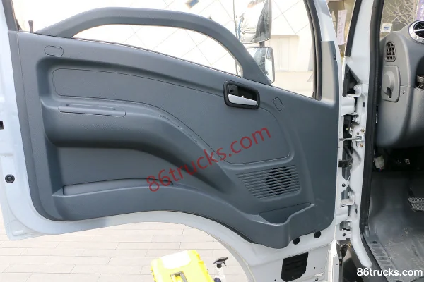 Yuejin Shangjun X500-33 125 hp 4X2(6 wheels) 4.18m Single Row Van Light Truck (Sofim) Cab (2) | 86Trucks
