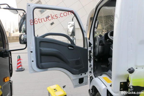 Yuejin Shangjun X500-33 125 hp 4X2(6 wheels) 4.18m Single Row Van Light Truck (Sofim) Cab (1) | 86Trucks