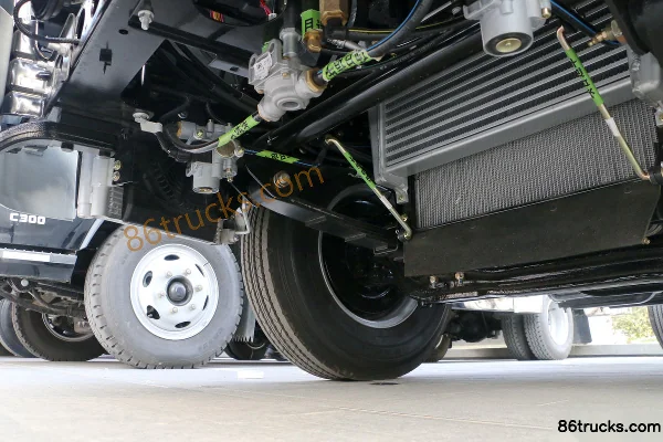 Yuejin Shangjun X500-33 125 hp 4X2(6 wheels) 4.18m Single Row Van Light Truck (Sofim) Chassis (2) | 86Trucks