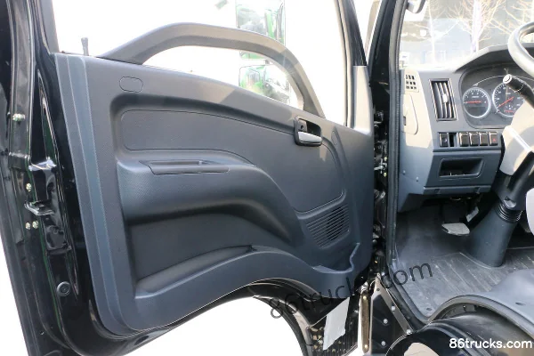 Yuejin Shangjun X500-33 150 hp 4X2(6 wheels) 4.105m Single Row Van Light Truck Cab (2) | 86Trucks