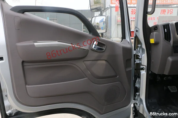 Foton Aumark S3 Series High-Efficiency Express Freight Version 156 hp 4X2(6 wheels) 3.83m Semi-Row Flatbed Light Truck (China VI) Cab (1)