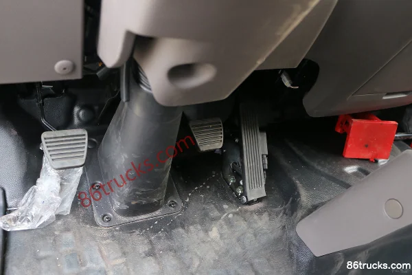 Foton Aumark S3 Series 143 hp 4X2(6 wheels) 4.18 m single-row stake truck Cab (2) | 86Trucks