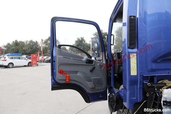 Jinbei Yunying 108 hp 4X2(6 wheels) 3.1m Double Row Van Light Truck Cab (2) | 86Trucks
