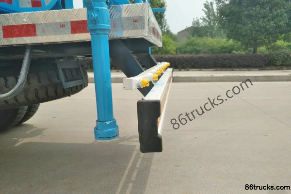 Shifeng Fengchi 87hp 4X2(6 wheels) Water Sprinkler Truck Cab (2) | 86Trucks