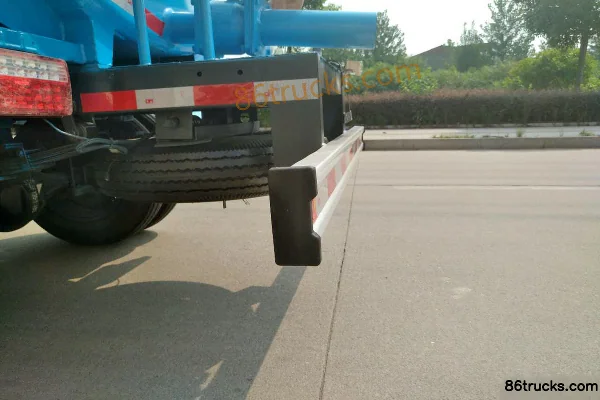 Shifeng Fengshun 76 hp 4X2(6 wheels) 1.96 m³ Suction Sewer Truck Cab (2) | 86Trucks