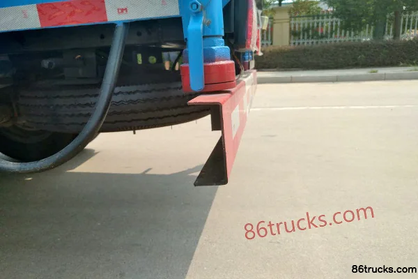 Shifeng Fengshun 76 hp 4X2(6 wheels) Water Sprinkler Truck Cab (2) | 86Trucks