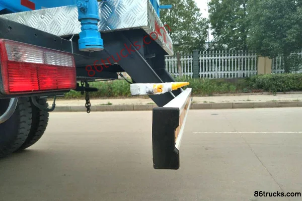 Shifeng Fengchi 143 hp 4X2(6 wheels) Water Sprinkler Truck Cab (2) | 86Trucks
