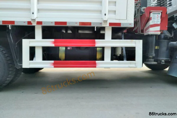 Shifeng Fengchi 4X2(6 wheels) 120hp crane truck Cab (3) | 86Trucks