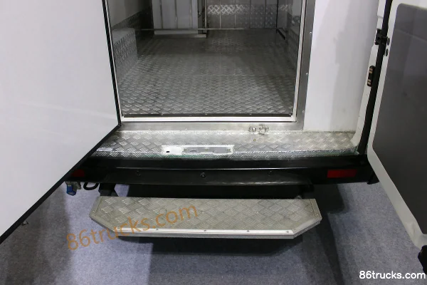 Dongfeng Yufeng 4.5T 4X2(6 wheels) pure electric refrigerated truck Cab (2) | 86Trucks