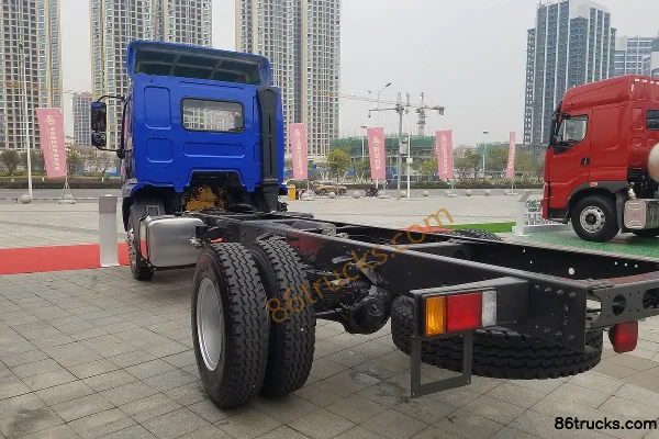 Dongfeng Liuqi Chenglong L3 160hp 4X2(6 wheels) 5.8m Semi-row Flatbed Cargo Truck Exterior (3) | 86Trucks