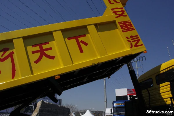 Sinotruk Yuanwei camion lourd 280 ch 6X4(10 roues) camion benne CNG 6 m Carrosserie (1) | 86Trucks