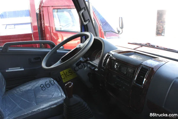 Beijing Qilong Medium Truck 136 hp 4X2(6 wheels) 6.2m Sideboard Cargo Truck Cab (1) | 86Trucks