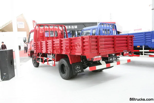 Beijing Qilong 103 hp 4X2(6 roues) 4.25m Single Row Flatbed Light Truck Carrosserie (1) | 86Trucks