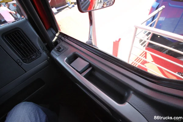 Dongfeng Liuqi Balong 507 heavy truck 375 hp 6X4(10 wheels) tractor truck Cab (1) | 86Trucks