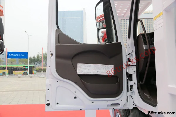 Dongfeng Liuqi Chenglong T5 heavy truck 270hp 4X2(6 wheels) vehicle transport long-nose tractor truck Cab (3) | 86Trucks