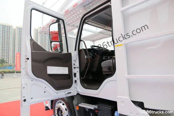 Dongfeng Liuqi Chenglong T5 heavy truck 270hp 4X2(6 wheels) vehicle transport long-nose tractor truck Cab (1) | 86Trucks