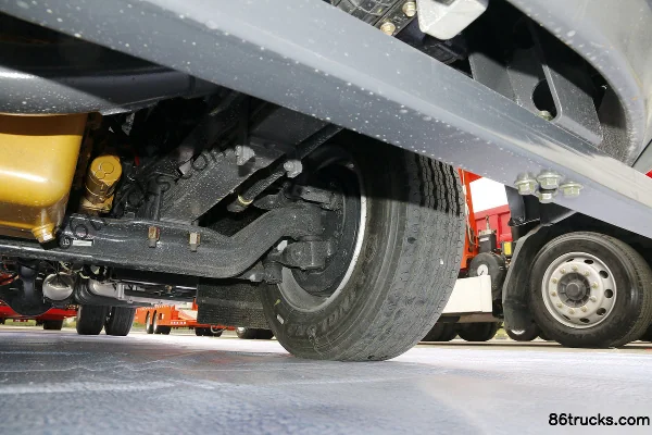 Dongfeng Liuqi Chenglong T5 heavy truck 270hp 4X2(6 wheels) vehicle transport long-nose tractor truck Chassis (3) | 86Trucks