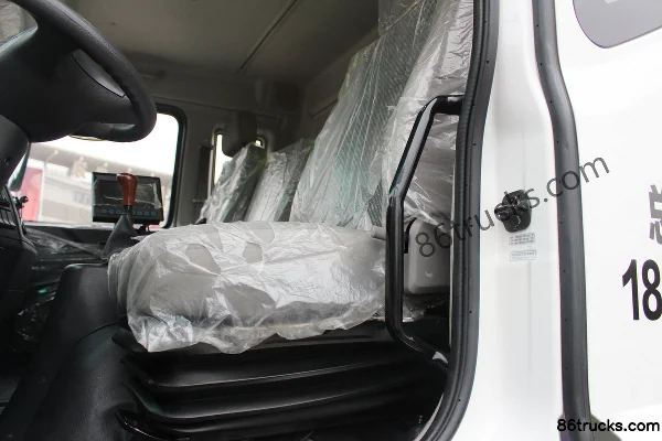 Dongfeng Duolika D9 210hp 4X2(6 wheels) Washing and Sweeping Truck (Zhonglian Brand) Cab (3) | 86Trucks