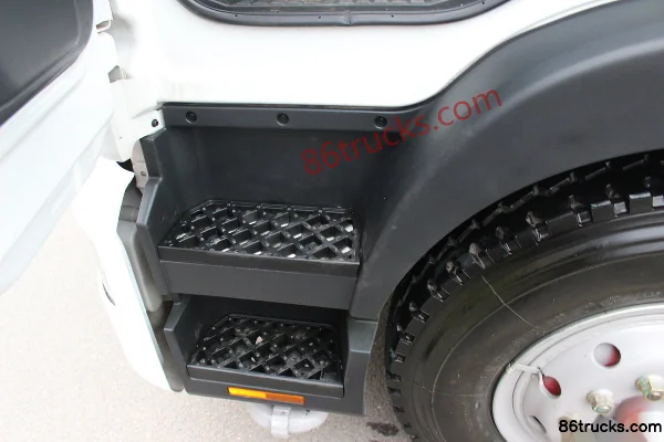 Dongfeng Duolika D9 210hp 4X2(6 wheels) Washing and Sweeping Truck (Zhonglian Brand) Cab (2) | 86Trucks