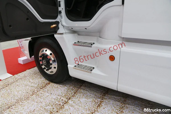 Dongfeng Liuqi Chenglong T7 Heavy Truck 550 hp 6X4(10 wheels) Long-Nose Tractor Truck Cab (3) | 86Trucks