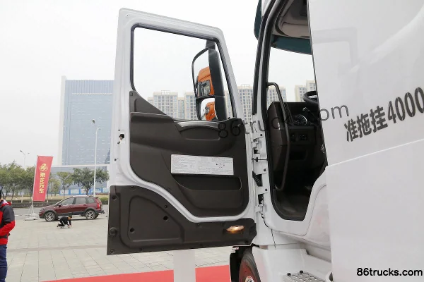 Dongfeng Liuqi Chenglong T7 Heavy Truck 550 hp 6X4(10 wheels) Long-Nose Tractor Truck Cab (2) | 86Trucks