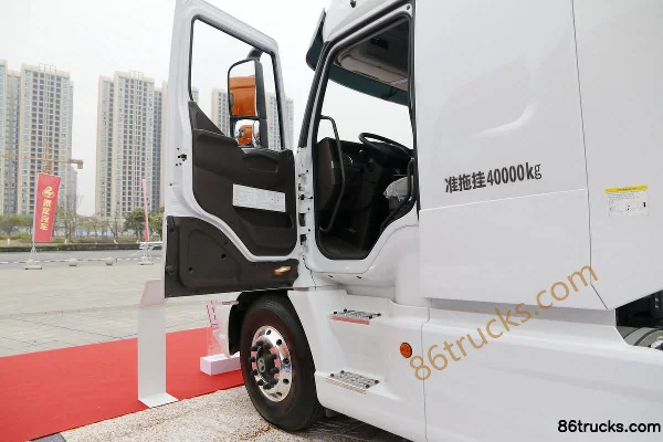 Dongfeng Liuqi Chenglong T7 Heavy Truck 550 hp 6X4(10 wheels) Long-Nose Tractor Truck Cab (1) | 86Trucks