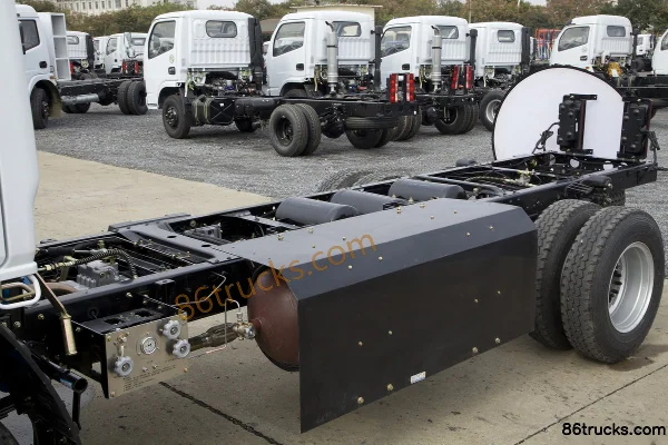 Dongfeng 114 hp 4X2(6 wheels) 4.15m CNG single-row flatbed light truck Chassis (2) | 86Trucks