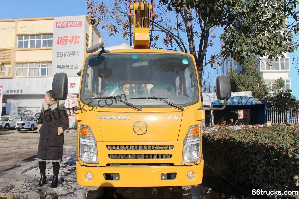 Runzhixing Runzhixing Dayun chassis truck-mounted crane