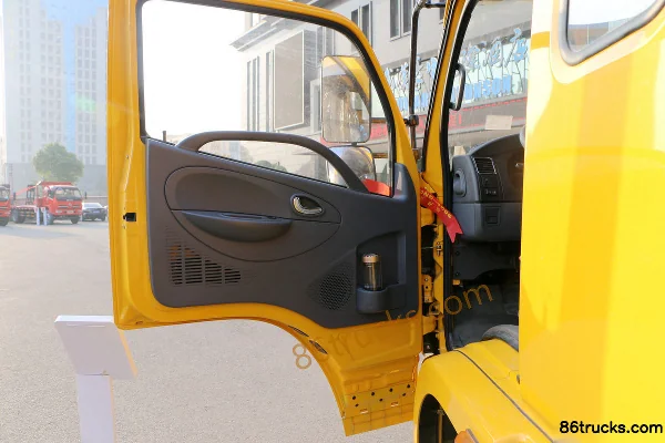 Dongfeng Furuika R7 143hp 4X2(6 wheels) 5.1m dump truck Cab (1) | 86Trucks