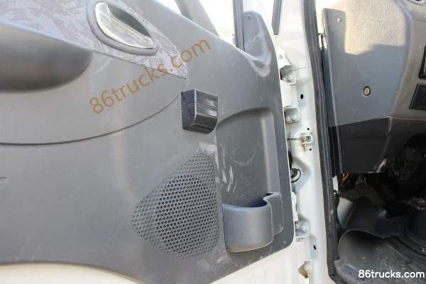 Dongfeng Teshang 140 hp 4X2(6 wheels) 3.3m³ concrete mixer truck (EQ5165GJBFV1) Cab (2) | 86Trucks