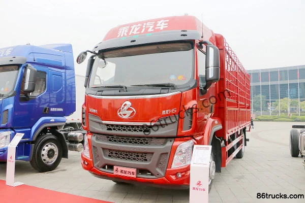 Dongfeng Liuqi Chenglong H5 Medium Truck 230 hp 4X2(6 wheels) 6.8m Stake Cargo Truck (China VI) Exterior (3) | 86Trucks