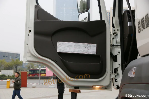 Dongfeng Liuqi Chenglong H5 330hp 8X4(12 wheels) 7.73m³ concrete mixer truck (10-speed) Cab (3) | 86Trucks