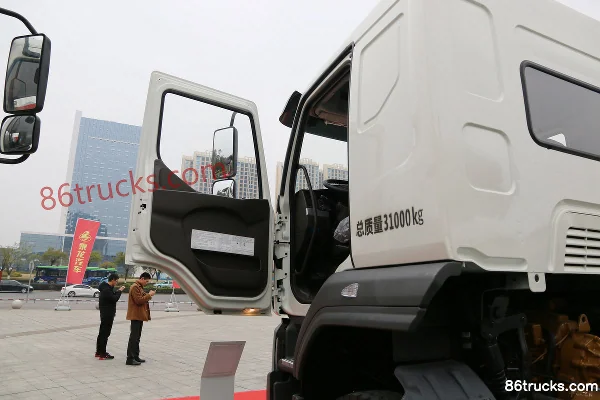 Dongfeng Liuqi Chenglong H5 330hp 8X4(12 wheels) 7.73m³ concrete mixer truck (10-speed) Cab (1) | 86Trucks