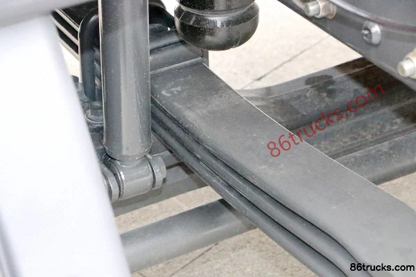 Dongfeng Liuqi Chenglong H5 Medium Truck 220 hp 4X2(6 wheels) 9.8m Van Cargo Truck Chassis (2) | 86Trucks