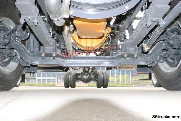 Dongfeng Liuqi Chenglong H5 Medium Truck 220 hp 4X2(6 wheels) 9.8m Van Cargo Truck Chassis (1) | 86Trucks