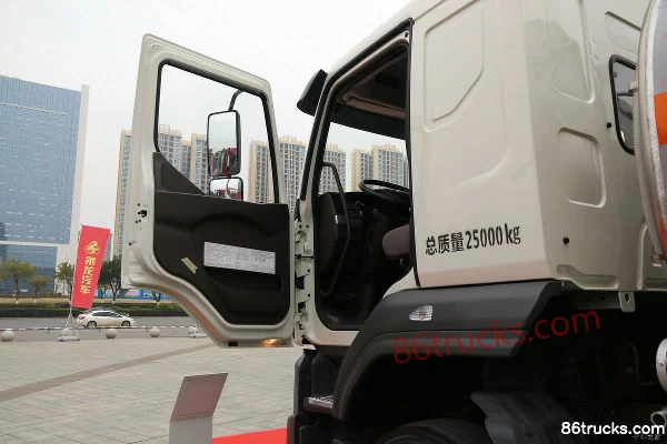 Dongfeng Liuqi Chenglong H5 310hp 6X4(10 wheels) 5.4m dump truck Cab (1) | 86Trucks