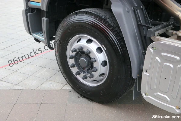 Dongfeng Liuqi Chenglong H5 Heavy Truck 380hp 6X4(10 wheels) LNG Tractor Truck Chassis (3) | 86Trucks
