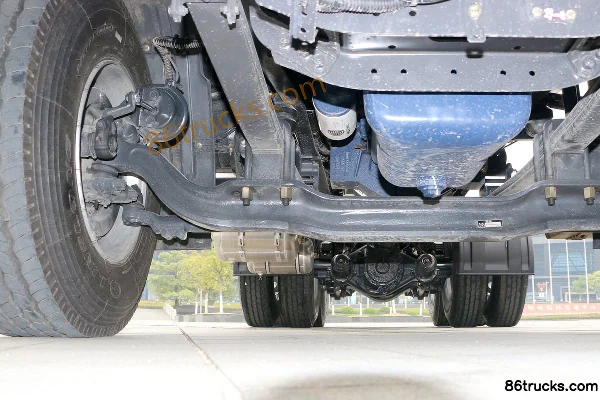 Dongfeng Liuqi Chenglong H5 Heavy Truck 380hp 6X4(10 wheels) LNG Tractor Truck Chassis (1) | 86Trucks