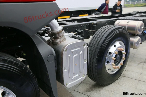 DongfengLiuqi ChenglongH7 Heavy Truck 350 hp 8X2(10 wheels) 9.6m Stake Truck Chassis (3) | 86Trucks