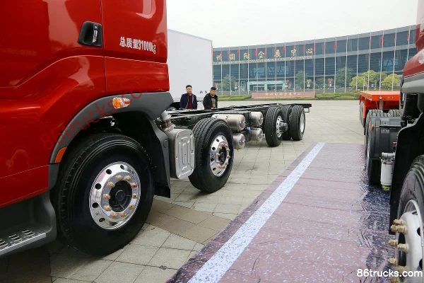 DongfengLiuqi ChenglongH7 Heavy Truck 350 hp 8X2(10 wheels) 9.6m Stake Truck Chassis (1) | 86Trucks
