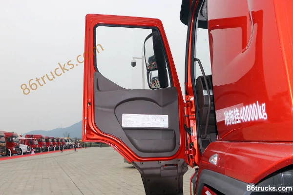 Dongfeng Liuqi Chenglong H5 260hp 4X2(6 wheels) AMT Automatic Hook Lift Cargo Truck Cab (1) | 86Trucks
