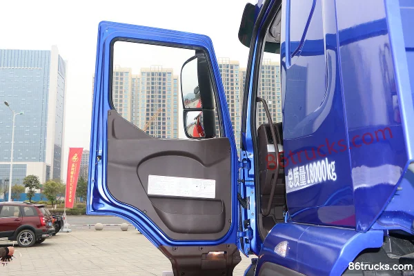 Dongfeng Liuqi Chenglong H5 Medium Truck 220 hp 4X2(6 wheels) 9.8m Van Cargo Truck Cab (1) | 86Trucks