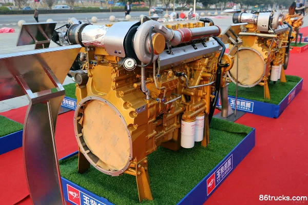 United Power YC6K1352-50 520 ch 13L China V moteur diesel Extérieur (2) | 86Trucks